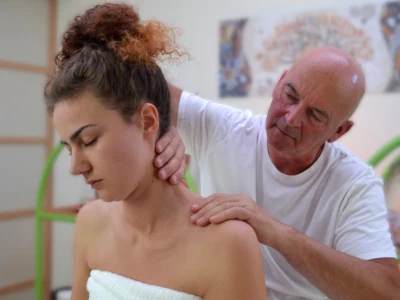 Io con una cliente nel mio studio mentre pratico un massaggio al collo e spalle